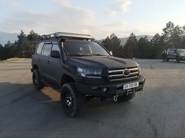 7. TOYOTA LAND CRUISER 200