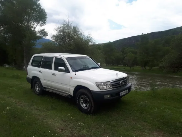 8. TOYOTA LAND CRUISER 105, FR 2006. WITH "SAFETY CAGE"